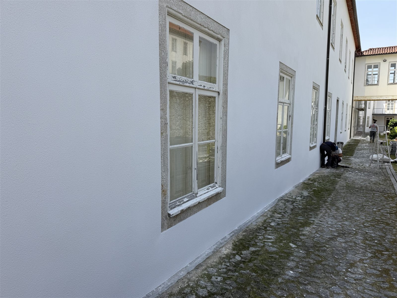 Fachada renovada — aspeto mineral