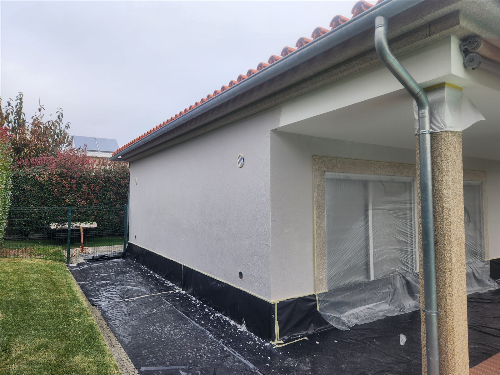 Reboco aplicado — proteções colocadas